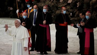 El papa Francisco saluda a los fieles al final de la audiencia general semanal en el salón Paulo VI en el Vaticano, el miércoles 21 de octubre de 2020.&nbsp;