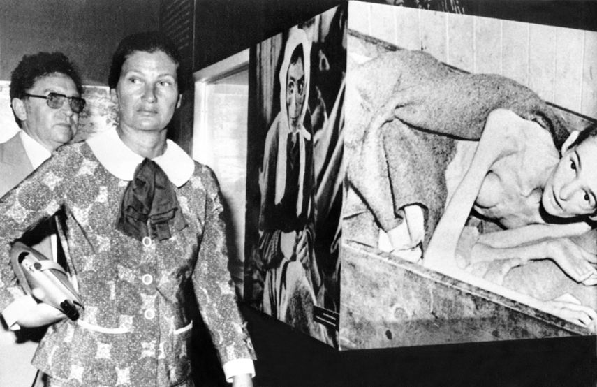 Foto tomada el 31 de agosto de 1975 en Tel Aviv, de Simone Veil, entonces Ministra de Salud, durante su visita al monumento al Holocausto. Veil fue deportada al campo de concentración nazi de Auschwitz en 1944 con su familia. &nbsp;