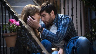 Angelique Boyer y Danilo Carrera en una escena de El amor invencible.