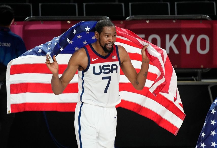 El estadounidense Kevin Durant celebra después de derrotar a Francia en la final del baloncesto varonil de Tokio 2020