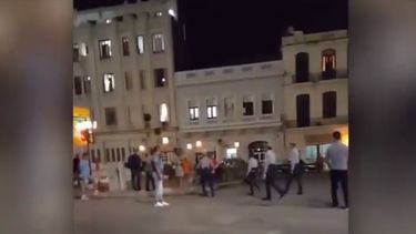 Agentes de la policía política maltratan a un hombre esposado en una plaza pública en La Habana.