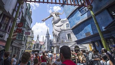 En esta imagen difundida por Universal Orlando, visitantes en el Mundo de Hechicería de Harry Potter en Universal Orlando, en Orlando, Florida. (AP)