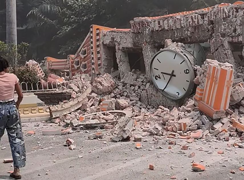 Esta captura de pantalla de un video de UGC, tomada y publicada por Ashin Tikkhanyarna Linkara en Facebook el 28 de marzo de 2025, muestra a un sobreviviente caminando junto a una torre de reloj destruida cerca del monasterio de Ma Soe Yein en Mandalay, tras un terremoto. Los rescatistas excavaron entre los escombros de los edificios derrumbados el 29 de marzo en una búsqueda desesperada de sobrevivientes después de que un gran terremoto azotara Myanmar y Tailandia, matando a más de 1000 personas.