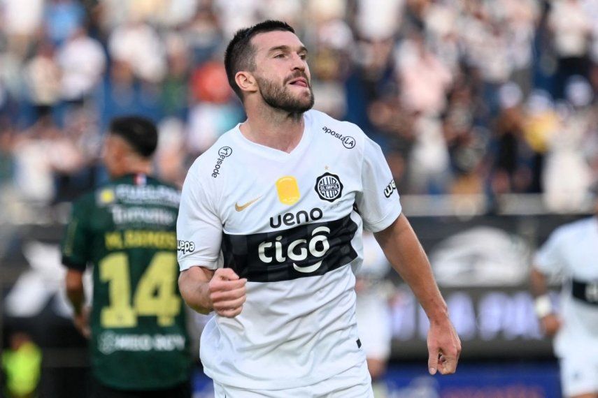 El defensor neozelandés Tim Payne, del Olimpia de Paraguay, celebra luego de anotar el quinto gol de su equipo en un partido, el 2 de agosto de 2026.
