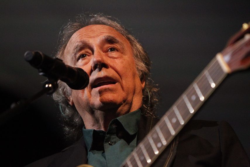 El Nano repasó los 10 temas que componen la obra que creó 41 años atrás en un hotel de la Costa Brava española, tal y como confesó a un público que en cada intervalo le decía genio o poeta.