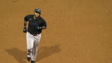 El venezolano Jes&uacute;s Aguilar, de los Marlins de Miami, recorre las bases luego de conectar un jonr&oacute;n de dos carreras ante los Filis de Filadelfia, el viernes 24 de julio de 2020&nbsp;