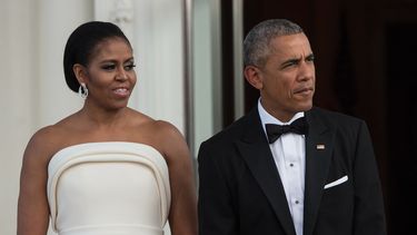 En esta foto de archivo tomada el 2 de agosto de 2016, el expresidente Barack Obama y la exprimera dama Michelle Obama esperan la llegada del primer ministro de Singapur, Lee Hsien Loong, y su esposa Ho Ching para una cena de estado en la Casa Blanca en Washington, DC.