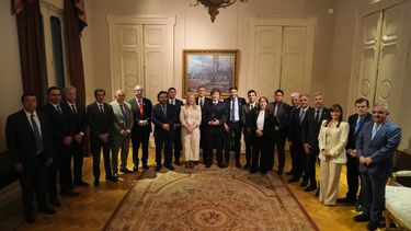 Luego de dos años cargados de fricciones con muchos de los mandatarios provinciales, el presidente Javier Milei se mostró conciliador y convocó a la mayoría de los gobernadores a dialogar en la casa de Gobierno junto a su gabinete