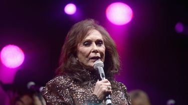 En esta foto de archivo tomada el 27 de junio de 2015, la cantante y compositora Loretta Lynn actúa en el escenario durante el día 2 del Festival de Música Country Big Barrel en Dover, Delaware.