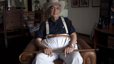 El compositor y arpista Juan Vicente Torrealba posa en su casa en Caracas, 2014