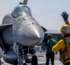 Un avión caza estadounidense F/18 Súper Hornet en el portaaviones Abraham Lincoln.
