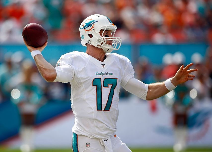 Ryan Tannehill completó 25 de 41 pases para 236 yardas, pero no fue suficiente y Miami volvió a caer. (ARCHIVO)