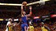 Karl-Anthony Towns #32 de los New York Knicks penetra hacia la canasta contra Andrew Nembhard #2 de los Indiana Pacers durante el último cuarto del tercer partido de las Finales de la Conferencia Este de los Playoffs de la NBA 2025 en el Gainbridge Fieldhouse el 25 de mayo de 2025 en Indianápolis, Indiana.