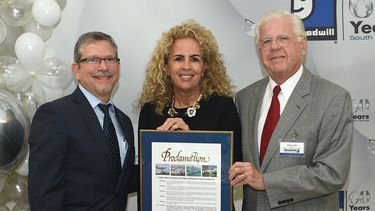 David Landsberg, presidente y CEO de Goodwill (izq.) recibe una proclama del Condado Miami-Dade, junto a Tomás Erbun, presidente de la Junta de Directores. 