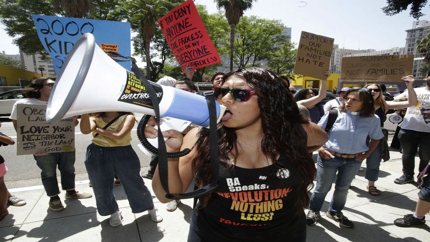 Una activista grita arengas durante una manifestación contra el Fiscal General Jeff&nbsp;Sessions&nbsp;y las políticas de inmigración del gobierno Trump en Los Ángeles.