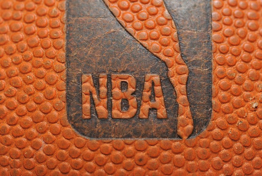 El logo de la NBA en una pelota de basquetbol.