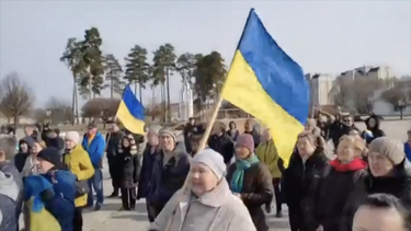 Los residentes de Slavutych salen a la calle, llevan una gran bandera ucraniana y se dirigen hacia el hospital, mientras Kiev anuncia que las tropas rusas han entrado en la ciudad. Unas 25.000 personas viven en el pueblo 160 kilómetros (99 millas) al norte de la capital, construido después del accidente de la central nuclear de Chernóbil en 1986.&nbsp;