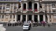 El coche fúnebre que transportaba el ataúd del difunto Papa Francisco llegó a la Basílica de Santa María la Mayor en Roma el 26 de abril de 2025.