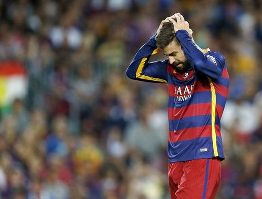 Piqué se retiró del campo tras la roja, visiblememente afectado. (EFE)