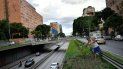 Santos Rodríguez riega su huerto urbano que plantó en un espacio junto a la Avenida Libertador, ubicada frente al edificio de departamentos donde reside en Caracas, Venezuela. Cada vez son más las personas que siembran plantas comestibles en plena capital venezolana para aliviar sus finanzas ante los elevados precios de las hortalizas y frutas. Santos Rodríguez riega su huerto urbano que plantó en un espacio junto a la Avenida Libertador, ubicada frente al edificio de departamentos donde reside en Caracas, Venezuela. Cada vez son más las personas que siembran plantas comestibles en plena capital venezolana para aliviar sus finanzas ante los elevados precios de las hortalizas y frutas.