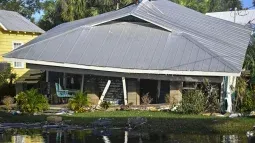 Una casa destruida por el huracán Helene después de tocar tierra en Cedar Key, Florida, el 27 de septiembre de 2024. El huracán Helene se debilitó el 27 de septiembre horas después de tocar tierra en el estado estadounidense de Florida, y las autoridades advirtieron que la tormenta seguía siendo extremadamente peligrosa a medida que avanzaba tierra adentro, dejando caminos y casas inundadas a su paso.&nbsp;