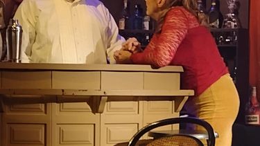 Christian Ocón y Marcia Arencibia Henderson, en la pieza teatral De bares y cantinas.&nbsp;