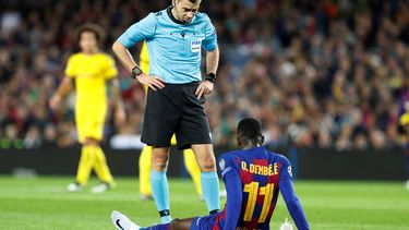 El árbitro charla con Ousmane Dembélé del Barcelona tras sufrir una lesión en el partido de la Liga de Campeones contra Borussia Dortmund, el miércoles 27 de noviembre de 2019