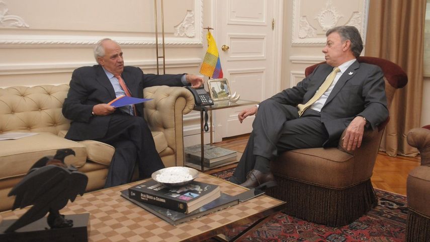 El secretario general de UNASUR, Ernesto Samper (I), durante un encuentro con el presidente colombiano Juan Manuel Santos (d) en la sede de la Presidencia de Colombia.