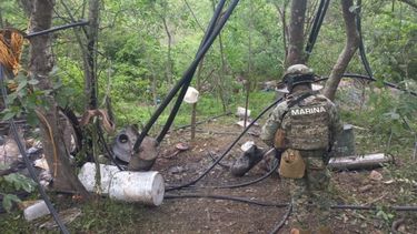 Un militar durante el desmantelamiento de un laboratorio para la fabricación de metanfetaminas en Carricitos, Durango, en el norte de México.