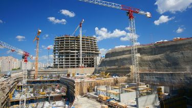 Imagen de la construcción de un edificio de apartamentos.