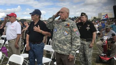 Un grupo de veteranos del Ejército estadounidense, muchos de ellos pertenecientes a las Asociación de Veteranos de la Bahía de Cochinos, participa en un acto para recordar a las víctimas y mártires de la dictadura de Fidel Castro este 4 de diciembre de 2016, en el Monumento al Memorial Cubano, en la ciudad de Miami, EEUU.
