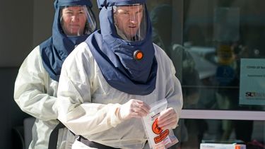 En esta fotografía del 3 de noviembre de 2020, enfermeros del Departamento de Salud del condado Salt Lake caminan en un sitio de pruebas de coronavirus afuera de la agencia en Salt Lake City.&nbsp;