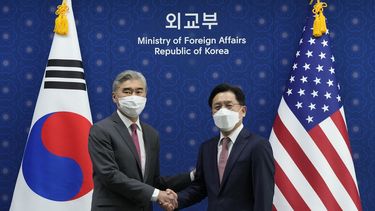 El representante especial de Estados Unidos para Corea del Norte, Sung Kim, a la izquierda, estrecha la mano del representante especial de Corea del Sur para la Paz en la Península de Corea y Asuntos de Seguridad, Noh Kyu-duk, mientras posan para una foto en una reunión en el Ministerio de Exteriores en Seúl, Corea del Sur, el lunes 18 de abril de 2022.&nbsp;