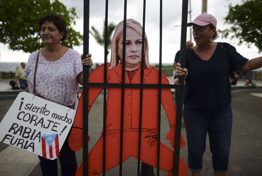 Manifestantes sostienen una imagen de la gobernadora Wanda V&aacute;zquez durante una protesta organizada por el cantante puertorrique&ntilde;o Ren&eacute; P&eacute;rez de Calle 13 el jueves 23 de enero de 2020, en San Juan, Puerto Rico, sobre una ayuda de emergencia que permanec&iacute;a sin usar en un almac&eacute;n en medio de continuos sismos.&nbsp;