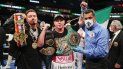 Saúl Álvarez (C) después de ganar su pelea por el campeonato súper mediano de la AMB, el CMB contra Avni Yildirim en el Hard Rock Stadium en Miami Gardens, Florida, el 27 de febrero de 2021. Saúl Álvarez (C) después de ganar su pelea por el campeonato súper mediano de la AMB, el CMB contra Avni Yildirim en el Hard Rock Stadium en Miami Gardens, Florida, el 27 de febrero de 2021.