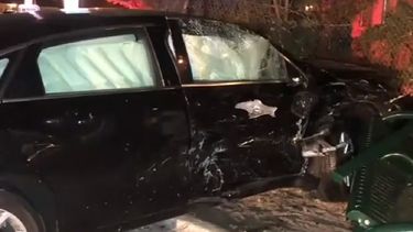 Uno de los vehículos quedó estrellado sobre la parada de autobuses.&nbsp;