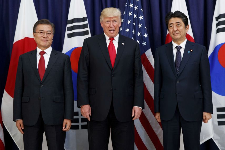 El presidente Donald Trump (cent) con el primer ministro japonés Shinzo Abe (d) y el presidente surcoreano Moon Jae-in en Hamburgo, Alemania, el 6 de julio del 2017.