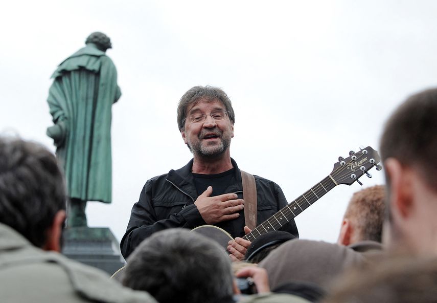 El músico ruso Yuri Shevchuk actúa durante una protesta en Moscú, en 2010.