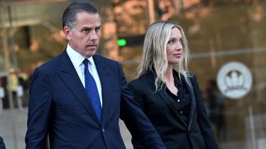 Hunter Biden hijo del presidente estadounidense Joe Biden, y su esposa Melissa Cohen, abandonan el tribunal tras declararse culpable en su proceso por evasión fiscal en Los Ángeles, California, el 5 de septiembre de 2024.
