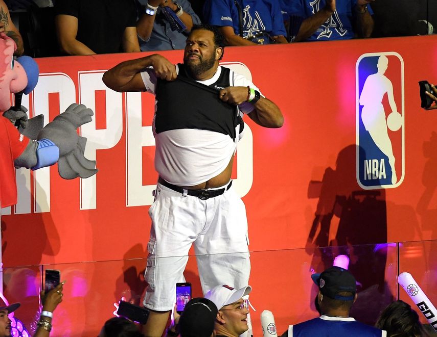 El rapero estadounidense Fatman Scoop se presenta durante un tiempo muerto en la segunda mitad del cuarto juego de las Finales de la Conferencia Oeste entre los Phoenix Suns y los LA Clippers en el Staples Center el 26 de junio de 2021 en Los Ángeles, California.&nbsp;