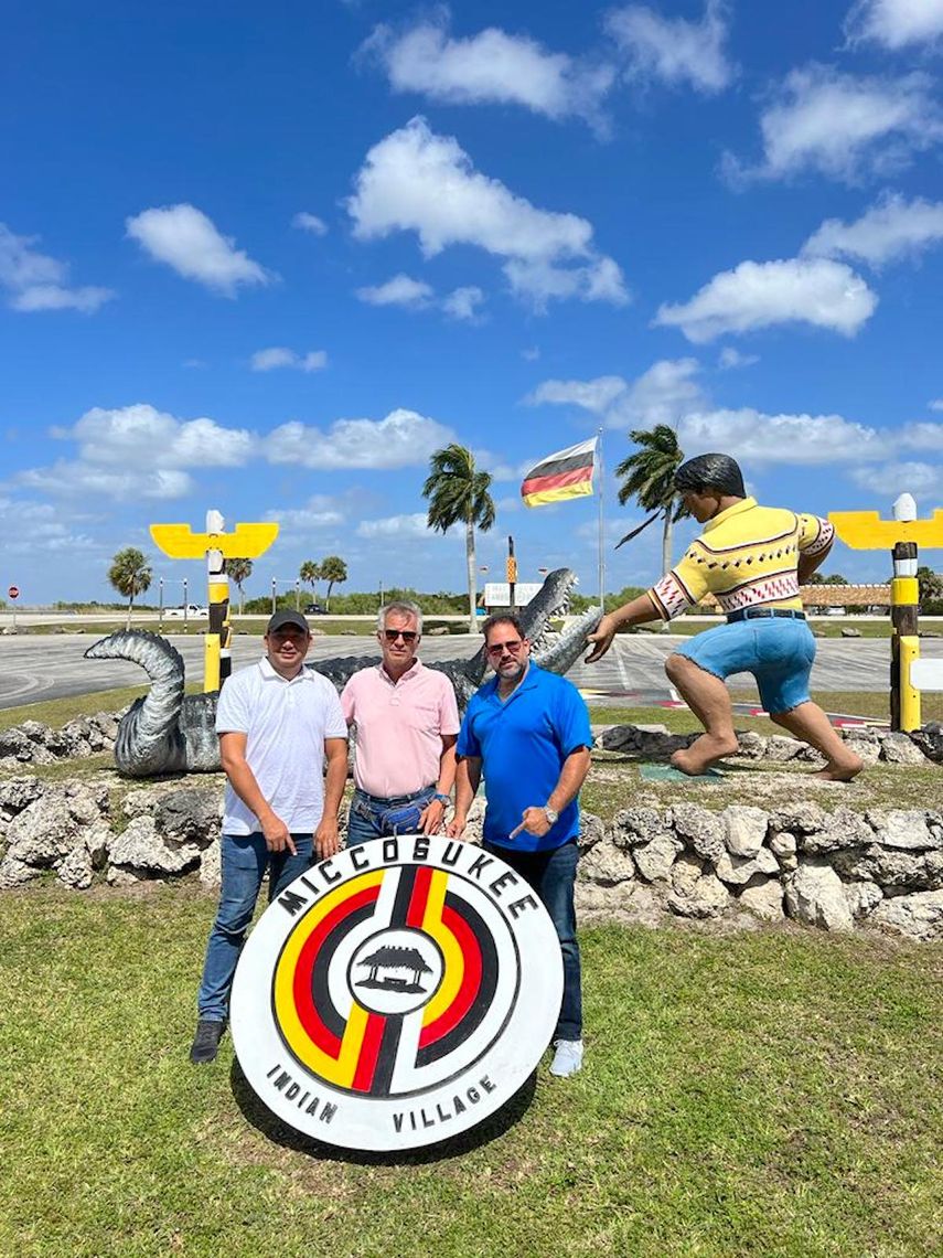De izquierda a derecha, Víctor Hugo Boza (vocero de la alcaldía de Durán, Ecuador), Henry Cobos (alcalde de San Cristóbal), y Luis Suárez (embajador ambiental de Islas Galápagos).&nbsp;