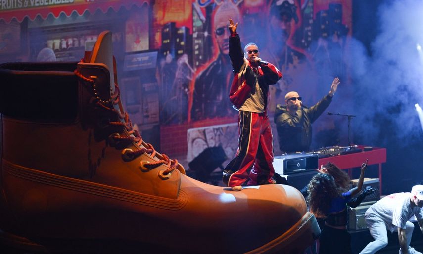J Balvin actúa en la edición 2025 de los premios MTV Music Awards.