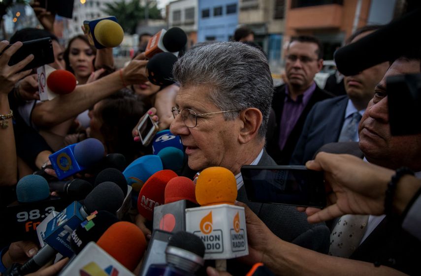 Ramos Allup también denunció ante la Fiscalía al Tribunal Supremo de Justicia por la sentencia que emitió esa institución el pasado día 20 en la que suspende siete sesiones del Parlamento.