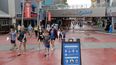 En esta foto del mi&eacute;rcoles tres de junio de 2020, carteles sobre el distanciamiento social y otros protocolos reciben a los visitantes del Universal Orlando Resort en Orlando, Florida.&nbsp;