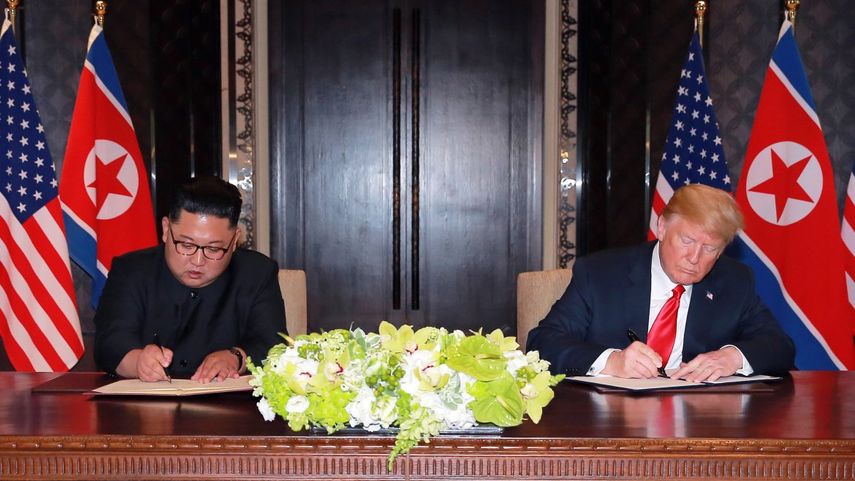 El presidente Donald Trump y el líder norcoreano Kim Jong-un durante la firma de acuerdos en Singapur.