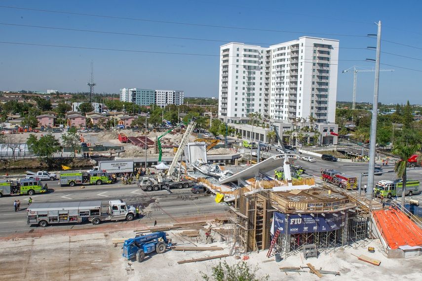 Vista panorámica de la estructura del puente peatonal que se desplomó este 15 de marzo sobre la calle Ocho de Miami, frente a la Universidad Internacional de la Florida.