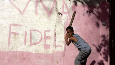 En Cuba, mucha gente sigue viendo en el béisbol una manera de escapar de la difícil situación que se vive. (ARCHIVO)