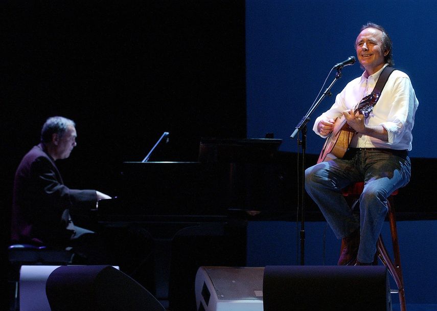 Serrat se reunió en diciembre con el presidente del país, Lenín Moreno, durante una visita que este realizó a Barcelona y en esa oportunidad le entregó un disco autografiado.