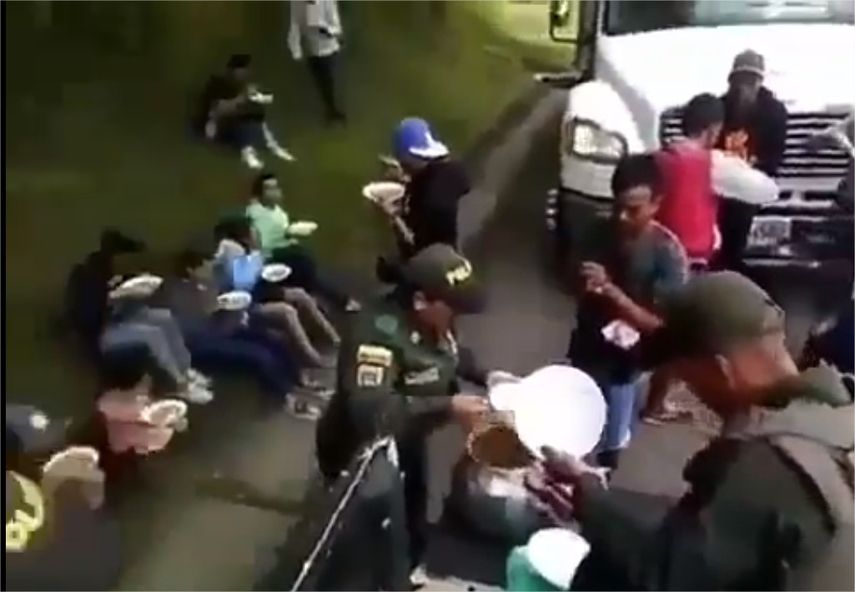 En un video compartido en Twitter&nbsp; se observa a dos funcionarios de la policía sirviendo platos de comida para los venezolanos que están en la carretera