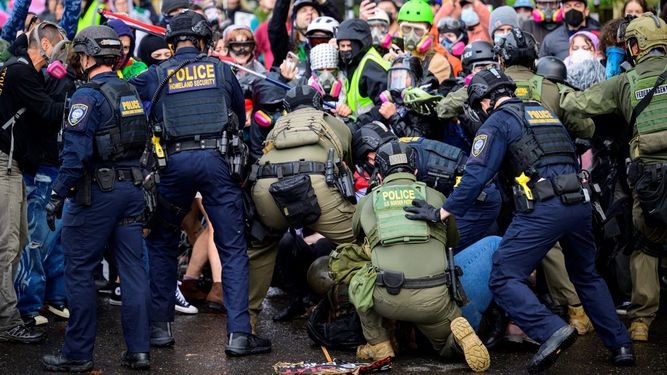 Agentes federales se enfrentan a las agresiones de manifestantes anti-ICE en el edificio de Inmigración y Control de Aduanas de EEUU, en Portland, Oregón.